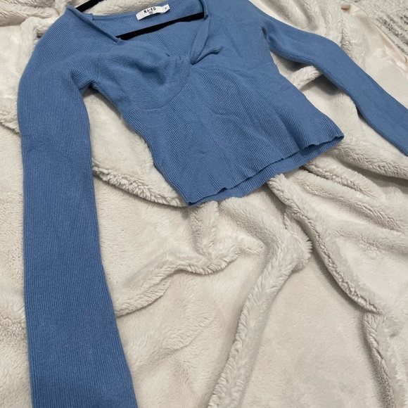 Blue playful/romantic crop top 💙🦋 - Picture 3 of 9